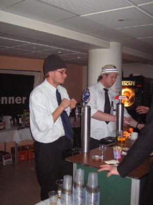 I baren har de fået hatte på
