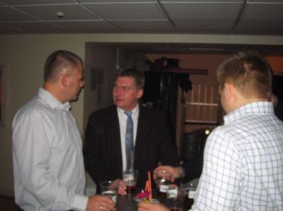 Et par tidligere Sek-ledere diskuterer kassedifferencer i baren
