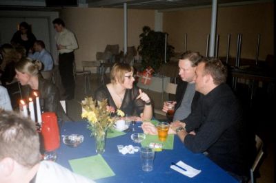 Ved samme bord er Fornø ved at fortælle Steen og Thomas noget om livet
