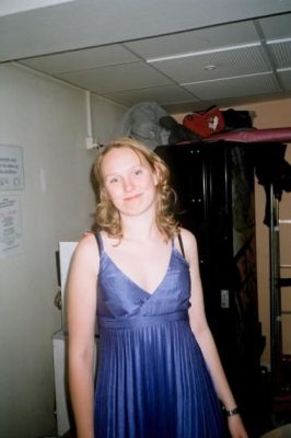 Karen har sneget sig bag baren
