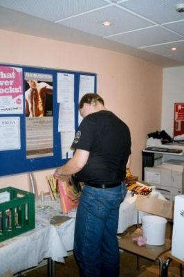 Dagen efter Steen V igang med oprydningen
