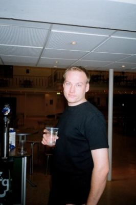 Folket hjælper skam også til - altså med at rydde op i øllet
