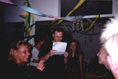 Og Steen holder stadig tale
