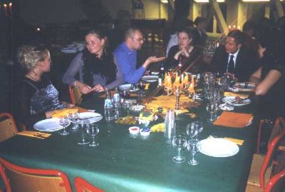 Og tilrenderne Mie og Henriette sammen med Pandersen
