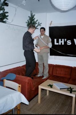 Dixen og Shawn er i fuld gang med at gøre lokalet festligt
