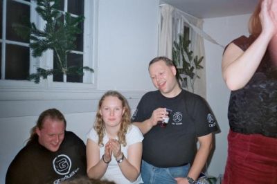 Karen ber en stille bøn, imens Steen V kigger på
