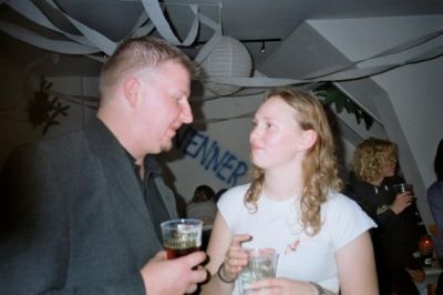 Erling og Karen Nilaus med Venner vægdekorationen i baggrunden
