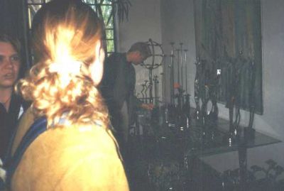 Heidi kigger på et af værkstederne
