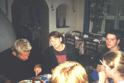 Signe kigger undrende på fotografen
