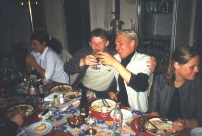 Men han får hurtigt noget at drikke
