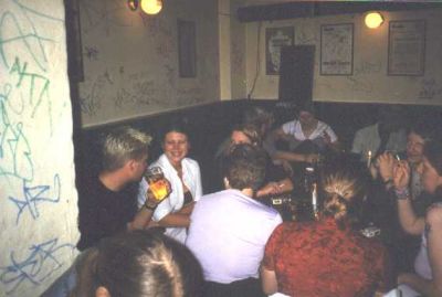 Vennerne har givet fadøl
