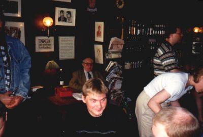 Heidi deler vodka ud til minde om den døde Præsidentsuppleant
