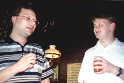 Dirigentsuppleanterne prøver at holde styr på dagens program
