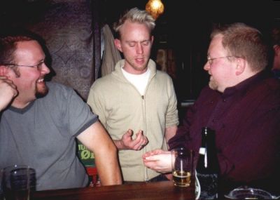 Peter Bang, Jeppe Engell og Christian Mønsted diskuterer beretningen i baren
