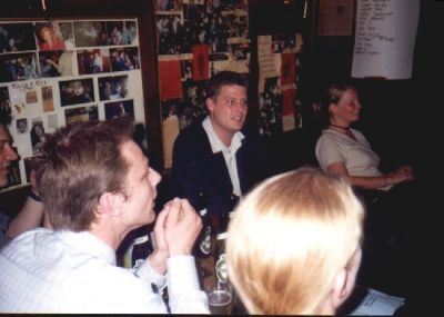 Et Kig ind i salen, hvor der synges under optællingen
