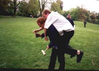 Lean og Martin Jørgensen igang med et helt specielt kroketspil
