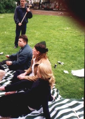 Tilbage på tæppet - bemærk Helenes nye smarte hårnet!
