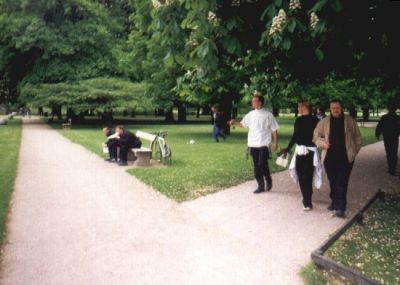 Turen går igennem Kongens Have imod restauranten
