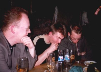 Jokum kigger undrende på at Høgh og Garby drikker cola
