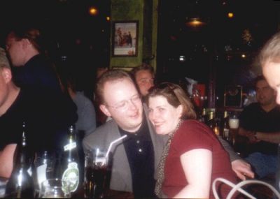 Oppe i baren ønsker Jokum Lisbet tillykke med valget
