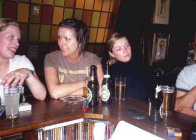 Imens Heidi, Silje og Maria er i baren
