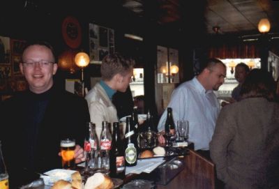 Så er vi trygt tilbage i baren, her blandt andet med Jokum og Lasse
