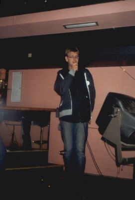 Otto har indtaget podiet i kælderbaren
