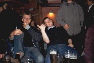 Otto og Torben lytter interesseret på skønsangenl
