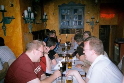 Bordet med brdr. Mønsted for enden
