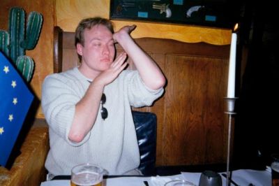 Folket fejrer sit genvalg med en lille dans...
