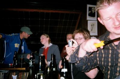 Imens er der fest på den anden side af baren
