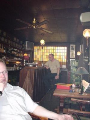 Søren lytter spændt til - ude fra baren...
