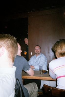 Mens Pandersen klarer tingene inde fra møderummet
