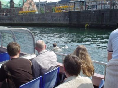 For her er båden kommet, og det er ikke lige her Dixen burde opleve det våde element
