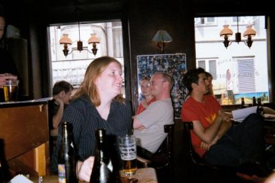 Vicepræsidenten følger også med, hun kigger dog den modsatte vej...
