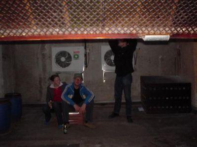 Otto og Karen vurderer lige TV situationen ude i baggården
