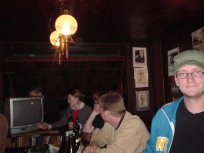 Otto er kommet ind igen, og Karen prøver at se om TV'et fungerer (med ringe held)
