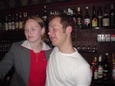 Karen træder hjælpende til, og prøver at holde ham "oprejst"....
