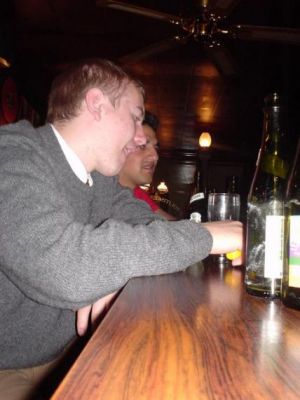 Imens holder Dan og Shawn til i baren
