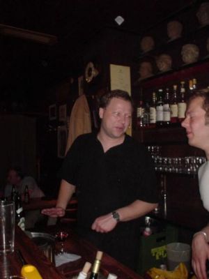 Steen er også lige på besøg i baren
