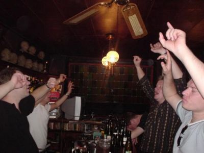 Så er der fest i baren, blandt de tilbageværende
