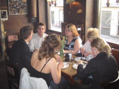 Deltagerne er begyndt at komme, her "lh-bordet"
