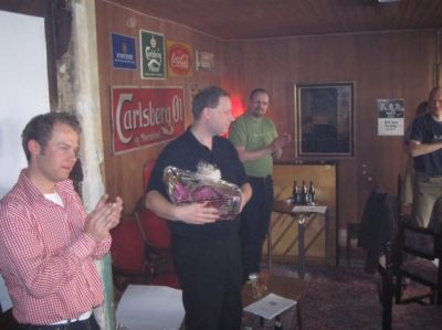 Hvorefter han overrakte en gave til Steen V, der gik af efter 15 år i bestyrelsen
