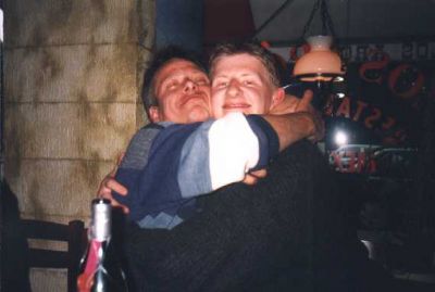 Bestyrelsesmedlemmerne Johnny Tang og Erling B. Jensen overrasket i et intimt øjeblik
