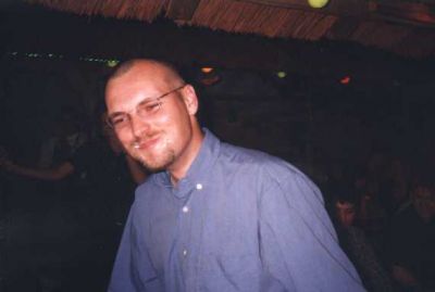 Peter Andersen ser ud til at nyde desserten...
