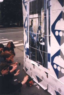 De trofaste medlemmer tilbeder ved Nørreport en plakat af den tidligere Indtægtsadministrator
