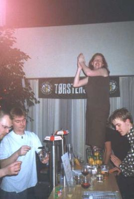 Så er der FULD gang i baren
