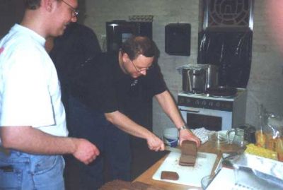 Imens har Casper og Steen fuld gang i frokosten
