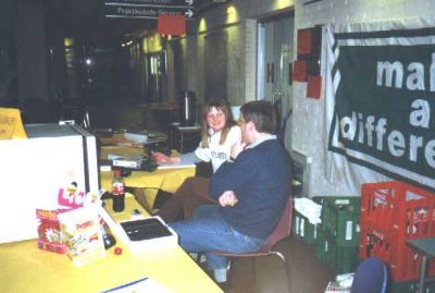 Ditte og Schumann passer kiosken
