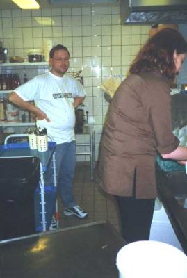 Steen styrer køkkenet med hård hånd
